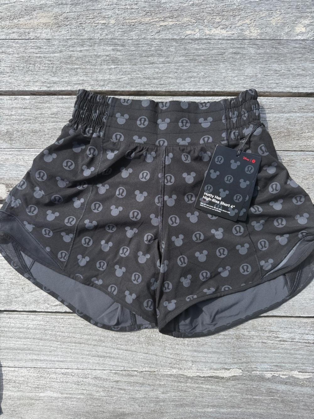 Disney x lululemon Hotty Hot High-Rise Short 4" Disney Classic black SIZE 2 NWT